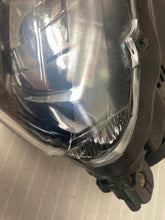 Laden Sie das Bild in den Galerie-Viewer, Frontscheinwerfer Skoda Rapid 5JB941015 Xenon Links Scheinwerfer Headlight SCH7871368098ac