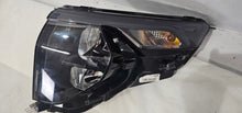 Laden Sie das Bild in den Galerie-Viewer, Frontscheinwerfer Ford Transit Courier R2X613W030 Ein Stück (Rechts oder Links) SCH5046597204pk