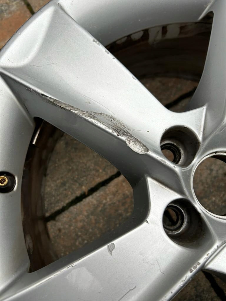 1x Alufelge 16 Zoll 7.0" 5x100 43ET Glanz Silber 6J0601025L Seat Rim Wheel