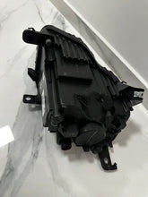 Laden Sie das Bild in den Galerie-Viewer, Frontscheinwerfer Fiat 500e 00521400360 Links Scheinwerfer Headlight SCH5092011131lx