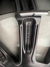 Laden Sie das Bild in den Galerie-Viewer, 1x Alufelge 17 Zoll 7.0&quot; 5x112 49ET Glanz Schwarz 5E0601025AE Skoda Octavia Iii