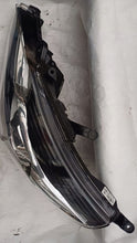 Laden Sie das Bild in den Galerie-Viewer, Frontscheinwerfer Toyota Verso 81150-0F160 Links Scheinwerfer Headlight SCH2488584943hz