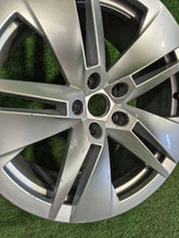 Laden Sie das Bild in den Galerie-Viewer, 1x Alufelge 19 Zoll 8.0" 5x112 45ET Glanz Silber 5LA601025B Skoda Enyaq FEL8559507927bk