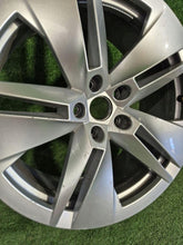 Laden Sie das Bild in den Galerie-Viewer, 1x Alufelge 19 Zoll 8.0" 5x112 45ET Glanz Silber 5LA601025B Skoda Enyaq FEL8559507927bk