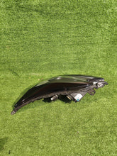 Laden Sie das Bild in den Galerie-Viewer, Frontscheinwerfer Toyota Aygo X Links Scheinwerfer Headlight SCH8065333522ln