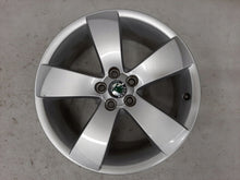 Laden Sie das Bild in den Galerie-Viewer, 1x Alufelge 17 Zoll 7.0&quot; 5x100 41ET Glanz Silber 5J7601025 Skoda Roomster