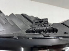 Laden Sie das Bild in den Galerie-Viewer, Frontscheinwerfer Audi A4 8W0941036J LED Ein Stück (Rechts oder Links) Headlight