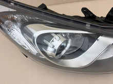 Load image into Gallery viewer, Frontscheinwerfer Hyundai I30 92102-A6010 Rechts Scheinwerfer Headlight SCH3234868187hy