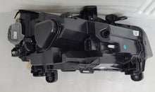 Laden Sie das Bild in den Galerie-Viewer, Frontscheinwerfer Audi Q2 81A941011C Ein Stück (Rechts oder Links) Headlight