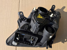 Laden Sie das Bild in den Galerie-Viewer, Frontscheinwerfer Opel Meriva A 93321055 89307580 Xenon Rechts Headlight SCH6617144274xa