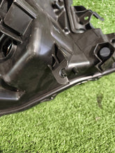 Laden Sie das Bild in den Galerie-Viewer, Frontscheinwerfer Toyota Aygo X Links Scheinwerfer Headlight SCH8065333522ln