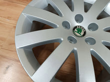 Laden Sie das Bild in den Galerie-Viewer, 1x Alufelge 17 Zoll 7.0&quot; 5x112 37ET 3U0601025D Skoda Rim Wheel