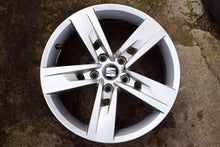 Load image into Gallery viewer, 1x Alufelge 17 Zoll 7.0&quot; 5x112 49ET Glanz Silber 5F0601025 Seat Leon Rim Wheel