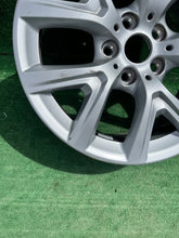 Laden Sie das Bild in den Galerie-Viewer, 1x Alufelge 17 Zoll 6.5" 5x120 39ET Glanz Silber 6856076 BMW X1 F48 Rim Wheel FEL4286732307po