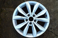 Laden Sie das Bild in den Galerie-Viewer, 1x Alufelge 15 Zoll 5.5&quot; 5x100 40ET Glanz Silber VW Polo Rim Wheel