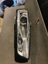 Laden Sie das Bild in den Galerie-Viewer, Frontscheinwerfer Audi Q3 Xenon Rechts Scheinwerfer Headlight SCH8185569688ib