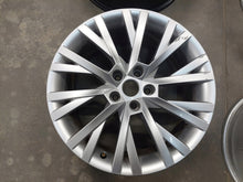 Load image into Gallery viewer, 1x Alufelge 18 Zoll 8.0" 5x112 44ET Glanz Silber 3V0601025AN Skoda Superb Iii FEL2760909491jg