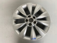 Laden Sie das Bild in den Galerie-Viewer, 1x Alufelge 16 Zoll 6.0" 5x100 38ET Glanz Silber 658601025B Skoda Kamiq FEL4582538521fr