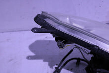 Laden Sie das Bild in den Galerie-Viewer, Frontscheinwerfer Toyota Corolla Verso Links Scheinwerfer Headlight SCH4083633624la