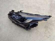 Laden Sie das Bild in den Galerie-Viewer, Frontscheinwerfer Toyota Corolla 19345F 81150-02T31-00 236544581 LED Links