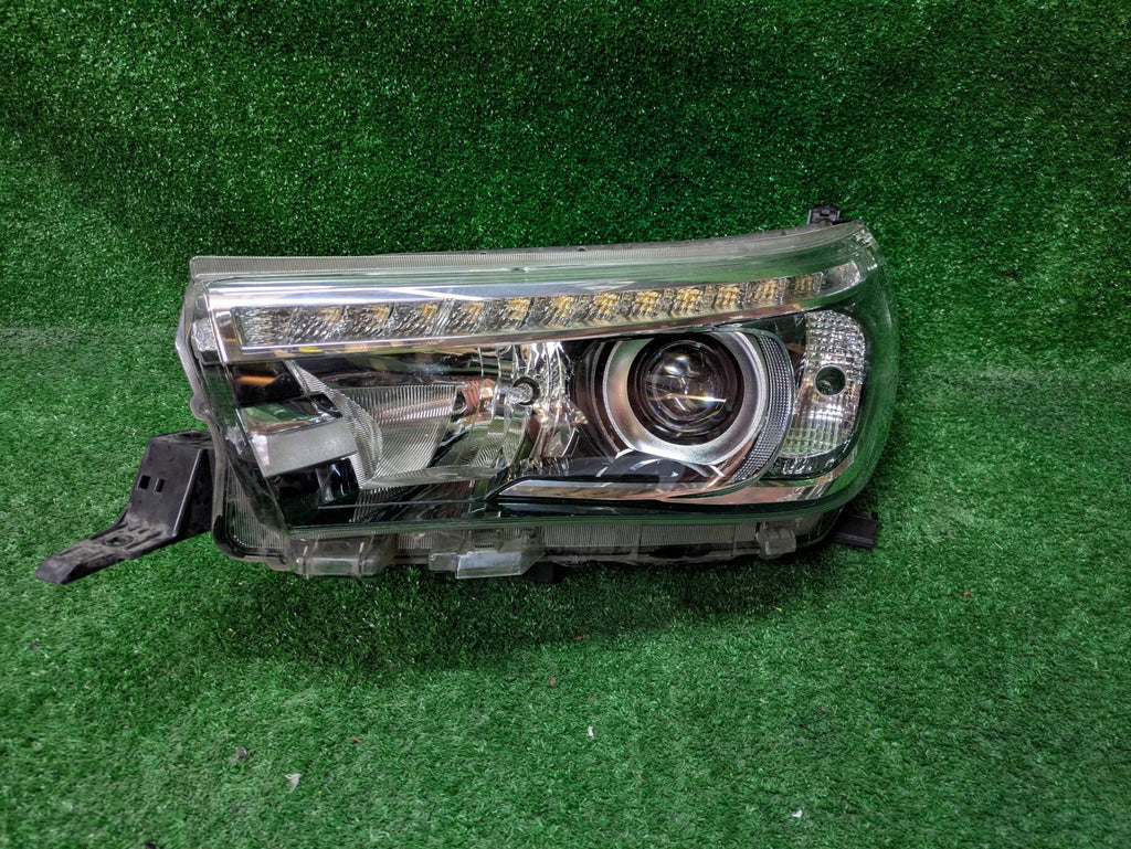 Frontscheinwerfer Toyota Hilux VIII Links Scheinwerfer Headlight SCH8051231135jo