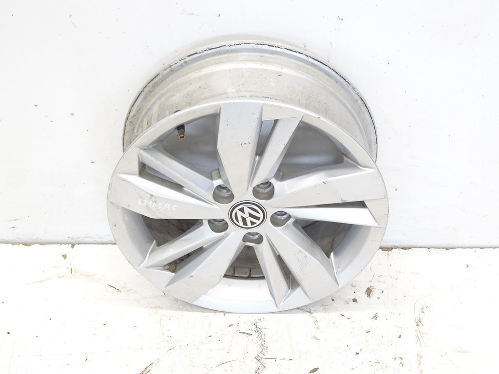 1x Alufelge 15 Zoll 5.5" 5x100 40ET Glanz Silber 2G0601025 VW Polo Rim Wheel