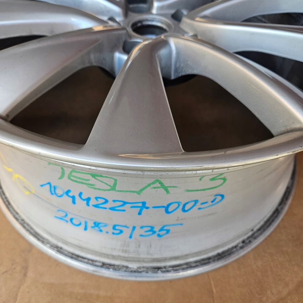 1x Alufelge 19 Zoll 8.5" 5x114.3 35ET Glanz Silber 1044227-00-D Tesla Model 3 FEL1950672401rh
