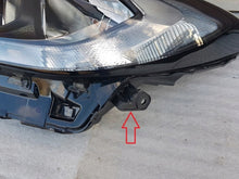 Laden Sie das Bild in den Galerie-Viewer, Frontscheinwerfer Toyota Aygo X 0H-31 Links Scheinwerfer Headlight SCH9176781018wn