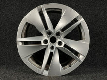 Laden Sie das Bild in den Galerie-Viewer, 1x Alufelge 19 Zoll 8.0&quot; 5x112 45ET Glanz Silber 5LA601025B Skoda Enyaq