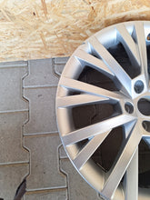Laden Sie das Bild in den Galerie-Viewer, 1x Alufelge 18 Zoll 8.0&quot; 5x112 44ET Glanz Silber 3V0601025AN Skoda Superb