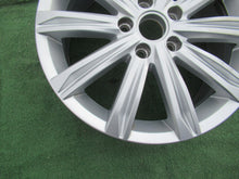 Load image into Gallery viewer, 1x Alufelge 17 Zoll 6.5&quot; 5x112 52ET Glanz Silber 5TA601025D VW Touran Golf