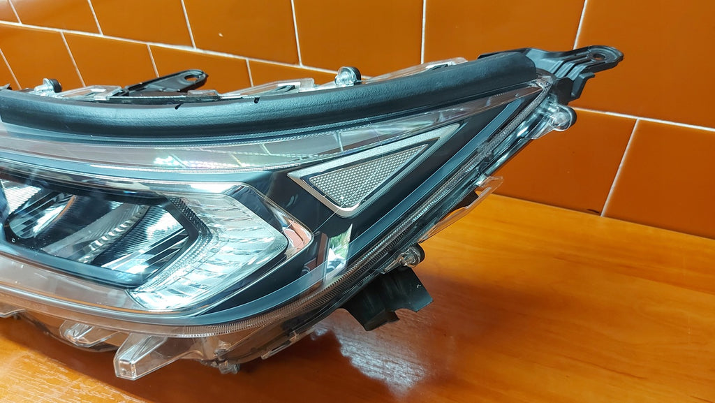 Frontscheinwerfer Toyota V 81185-42A33 LED Ein Stück (Rechts oder Links)