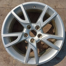 Load image into Gallery viewer, 1x Alufelge 17 Zoll 6.5&quot; 5x112 33ET Glanz Silber 8U0071493 Audi Q3 Rim Wheel