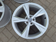 Laden Sie das Bild in den Galerie-Viewer, 4x Alufelge 17 Zoll 7.5" 5x112 46ET Glanz Silber 82A601025 Audi A1 82 I FEL1691410340nr