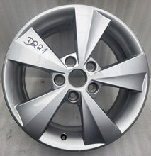 Laden Sie das Bild in den Galerie-Viewer, 1x Alufelge 16 Zoll 6.5&quot; 5x112 46ET 5E0601025C Skoda Superb III Octavia