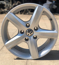 Laden Sie das Bild in den Galerie-Viewer, 1x Alufelge 18 Zoll 8.0&quot; 5x130 53ET Glanz Silber 7P0071498 Vw Rim Wheel
