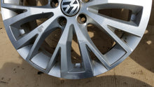 Load image into Gallery viewer, 1x Alufelge 17 Zoll 7.0&quot; 5x112 39ET Glanz Silber 7N0601025D VW Sharan Rim Wheel