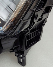 Laden Sie das Bild in den Galerie-Viewer, Frontscheinwerfer Audi Q3 83A941033 Full LED Links Scheinwerfer Headlight SCH6279900548ml