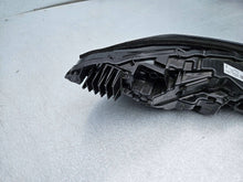 Laden Sie das Bild in den Galerie-Viewer, Frontscheinwerfer Tesla Model 3 176088800F Vorderseite Scheinwerfer Headlight