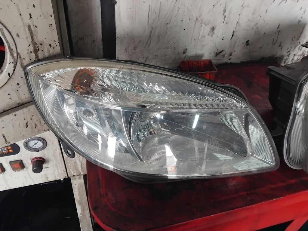 Frontscheinwerfer Skoda Fabia II Roomster Ein Satz Scheinwerfer Headlight SCH9066921918jj