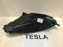 Laden Sie das Bild in den Galerie-Viewer, Frontscheinwerfer Tesla Model 3 1514952-00-D LED Ein Stück (Rechts oder Links)