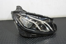 Laden Sie das Bild in den Galerie-Viewer, Frontscheinwerfer Mercedes-Benz W213 A2139067806 LED Rechts oder Links SCH8990701299og