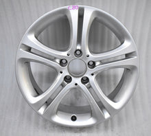 Laden Sie das Bild in den Galerie-Viewer, 1x Alufelge 17 Zoll 7.5&quot; 5x112 52,5ET A2464010100 Mercedes-Benz W176 Rim Wheel