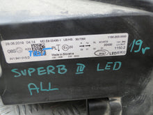 Laden Sie das Bild in den Galerie-Viewer, Frontscheinwerfer Skoda Superb III 3V1941015D LED Ein Stück (Rechts oder Links)