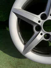 Load image into Gallery viewer, 1x Alufelge 16 Zoll 7.0" 5x120 40ET Glanz Silber 6866302 BMW 1 F21 E87 F20 FEL7694676185an