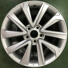 Laden Sie das Bild in den Galerie-Viewer, 1x Alufelge 17 Zoll 6.5&quot; 5x114.3 30ET Glanz Silber 8880-3 Toyota X Rim Wheel
