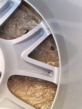 Laden Sie das Bild in den Galerie-Viewer, 1x Alufelge 17 Zoll 7.0&quot; 5x114.3 HL44471 Toyota Corolla Verso Rim Wheel