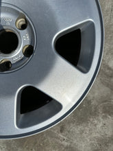Laden Sie das Bild in den Galerie-Viewer, 1x Alufelge 16 Zoll 7.0" 5x112 4B3601025C Audi C5 Rim Wheel FEL4295215293as