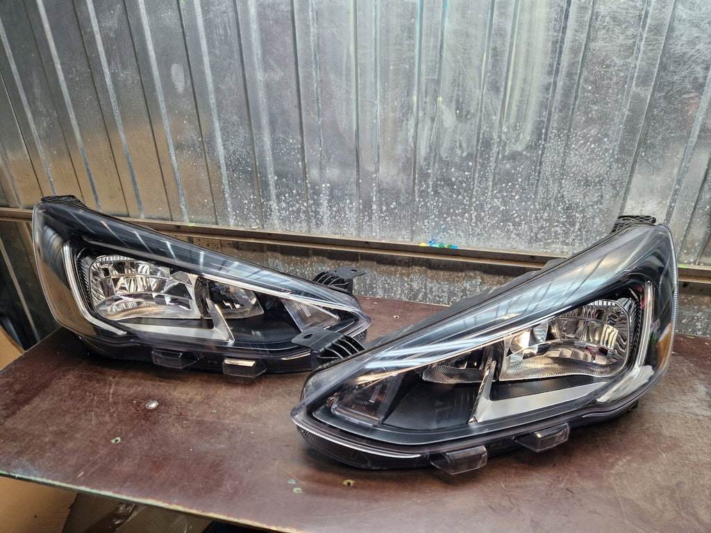 Frontscheinwerfer Ford Focus MX7B-13E015-CC MX7B-13E014-CC LED Rechts oder Links