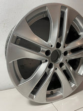 Laden Sie das Bild in den Galerie-Viewer, 1x Alufelge 17 Zoll 7.5" 5x112 47ET Glanz Silber A2044011000 Mercedes-Benz W204 FEL7139842406ff